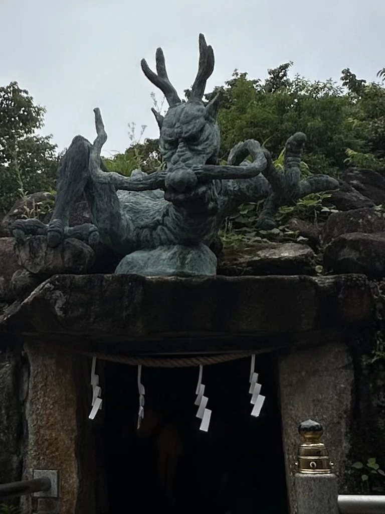 龍宮(わだつみのみや)の龍神様。入口のお姿に圧倒されます。