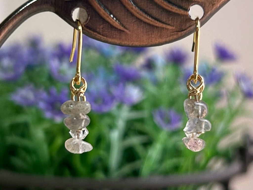 ラブラドライトのさざれ石イヤリングは極力シンプルにしあげました