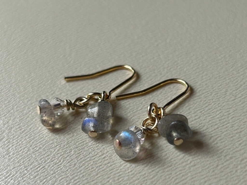 ラブラドライトを手にすると体が宙に浮きそうになるのは、自分の輪郭が薄れて来て、空気のように身体が軽くなるからだ。