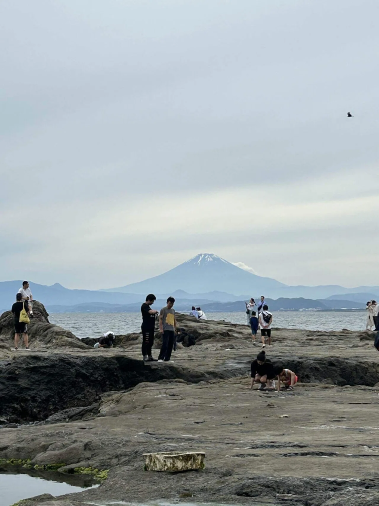 稚児ヶ淵から富士山が近くに見える。氷穴と通じているという説に現実味を覚えた。