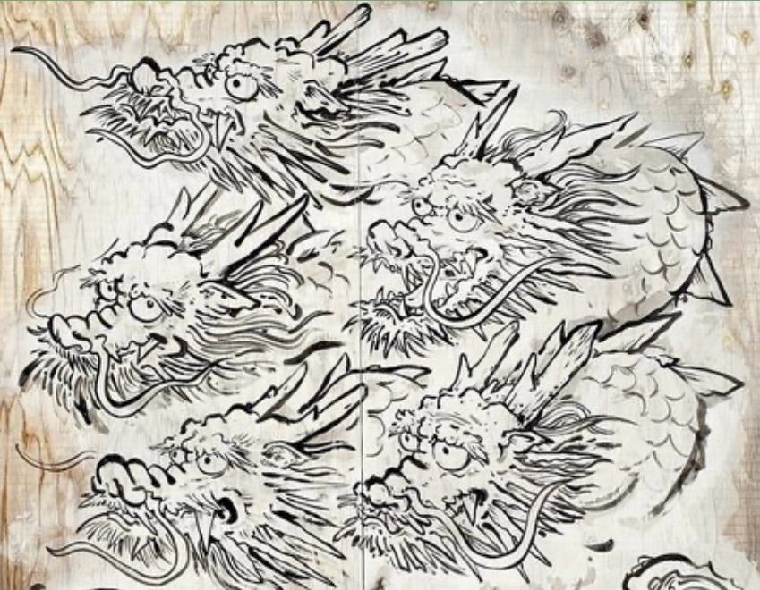 龍口明神社の五頭龍のイラストと空の雲が酷似