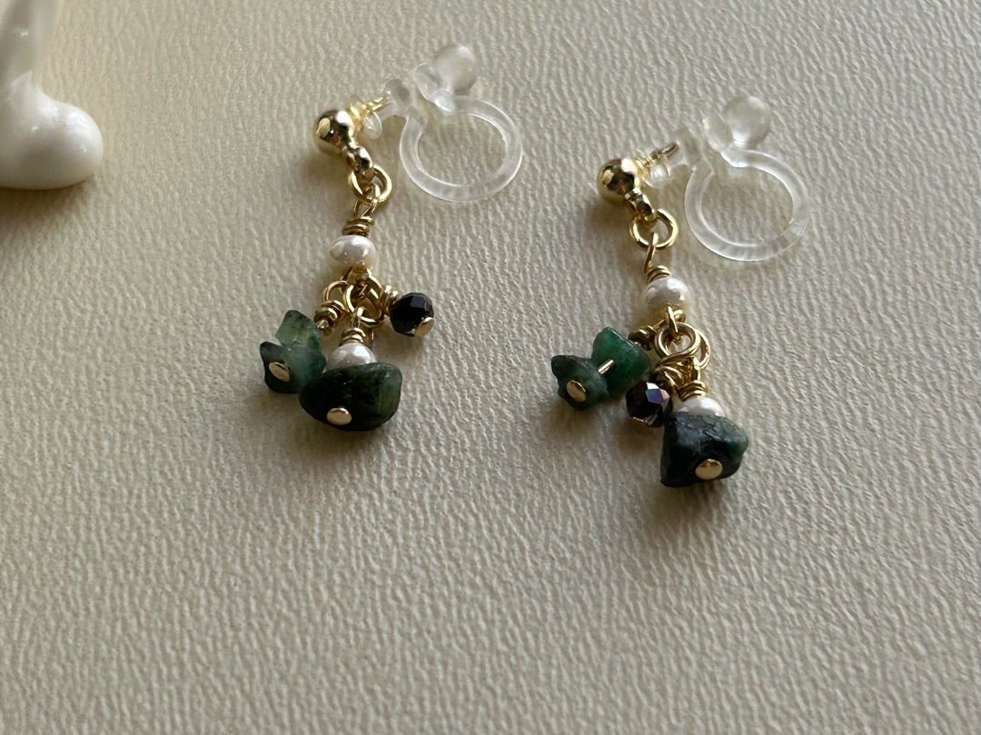 さざれ石と同じように乳白色と黒いガラスビーズも選ばれたパーツです。