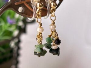 エメラルドさざれ石のイヤリングは濃淡が楽しい緑色を選びました。