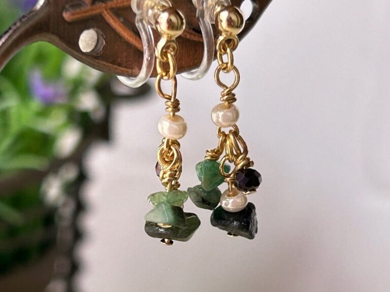 エメラルドさざれ石のイヤリングは濃淡が楽しい緑色を選びました。