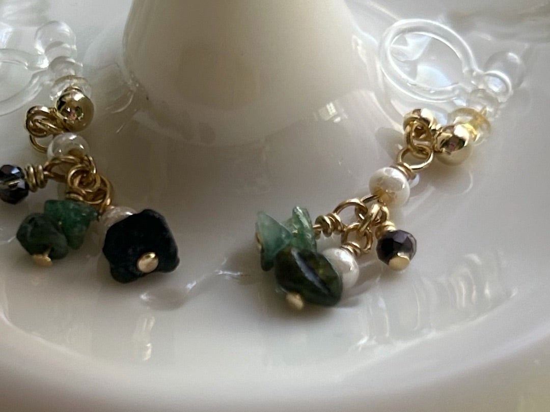 数あるさざれ石の中から、大きさ形、色、そして穴の位置を確認して条件に合うものをさがします。