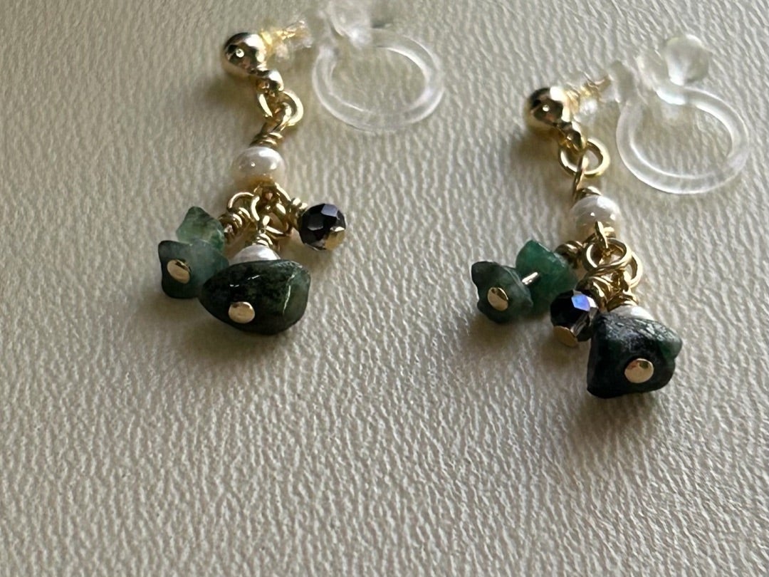 エメラルドはベリルという石の仲間で、色違いはアクアマリンがあり、どの色も優しい愛を放っている事を共通点としている。