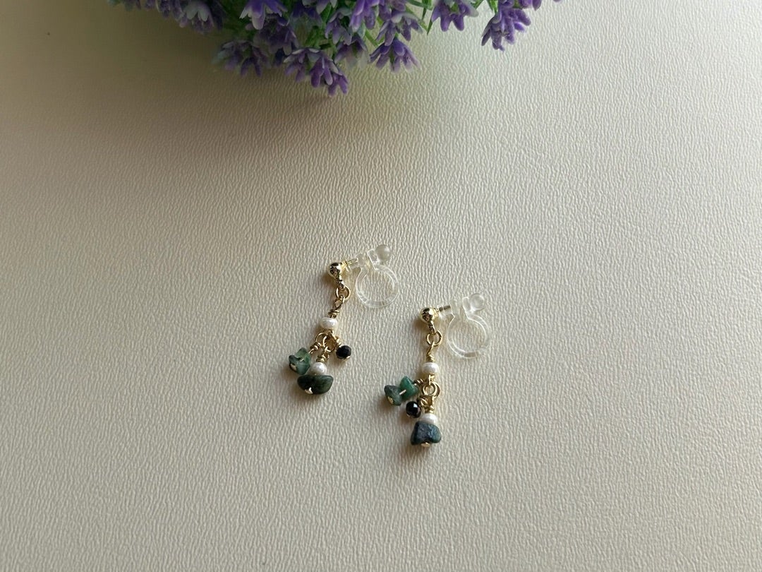 小さなさざれ石を集めたイヤリングは煌めきすぎず、地味すぎず自然な美を演出します。