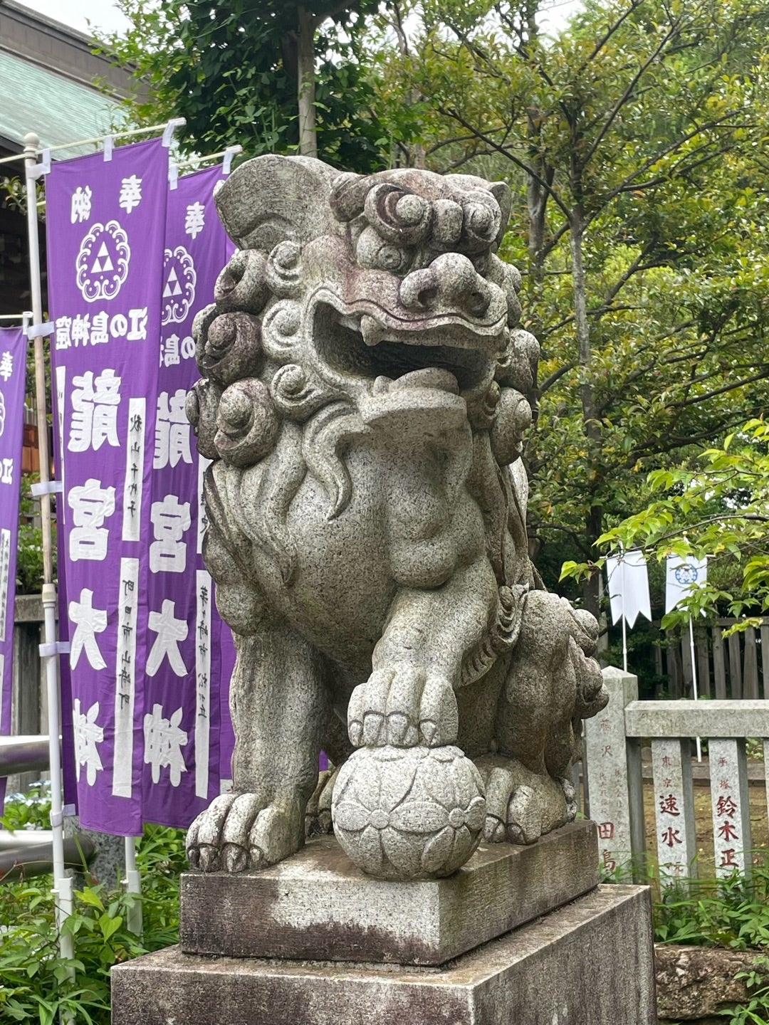 龍宮には凛々しい狛犬がこちらを見ている