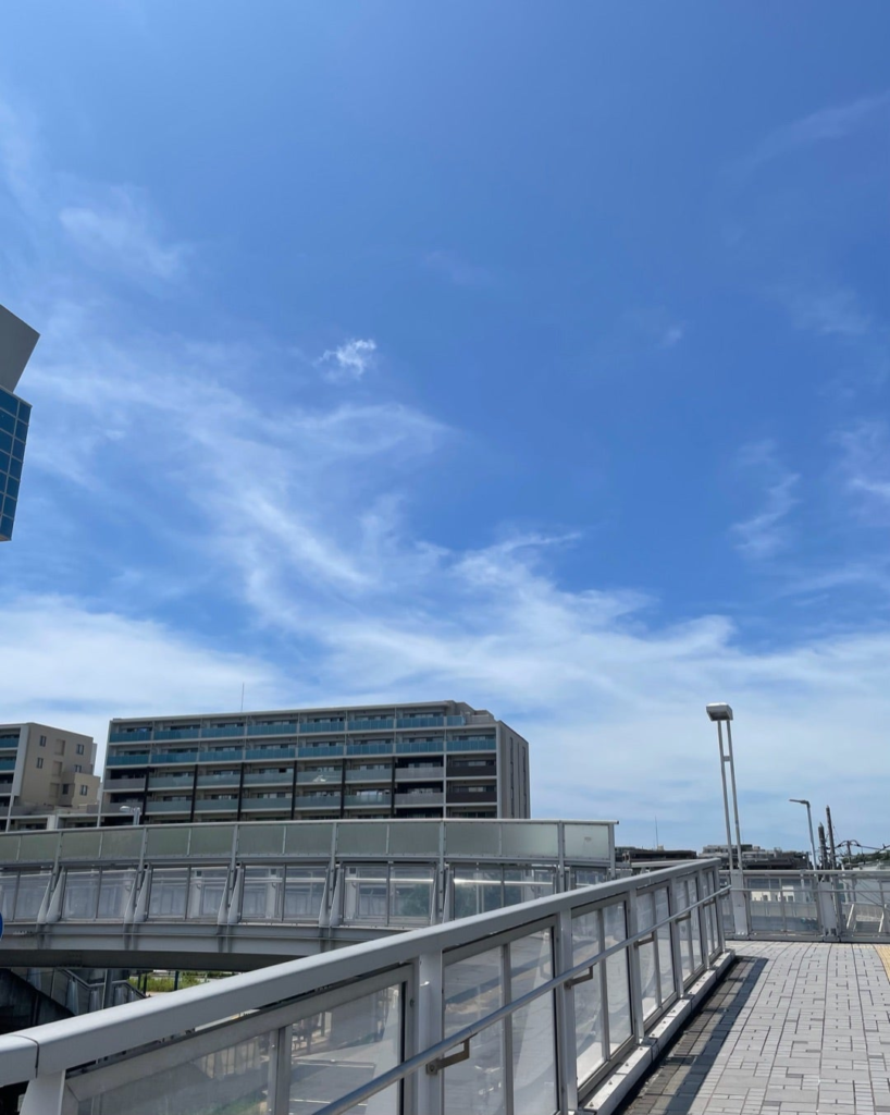新子安駅の歩道橋に立つと、空がとても広いのです。まるで空の蓋をされているかのようです。