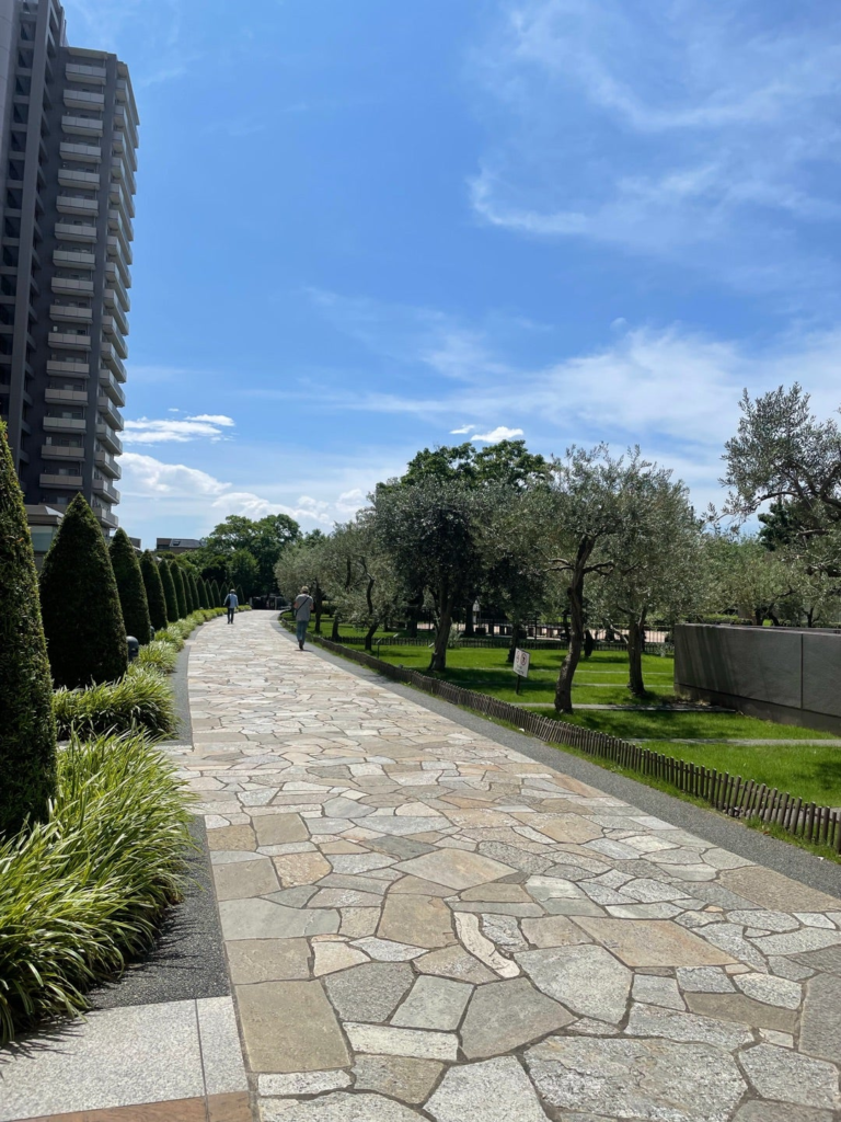 駅から繋がったマンションの庭園を通らせていただきます