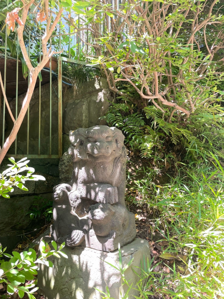 控え目な狛犬が守っています