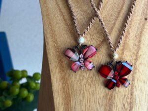 美しい蝶のモチーフをマクラメで仕立てた「メタモルフォーゼネックレス」一点物で赤とピンクの２色あり。