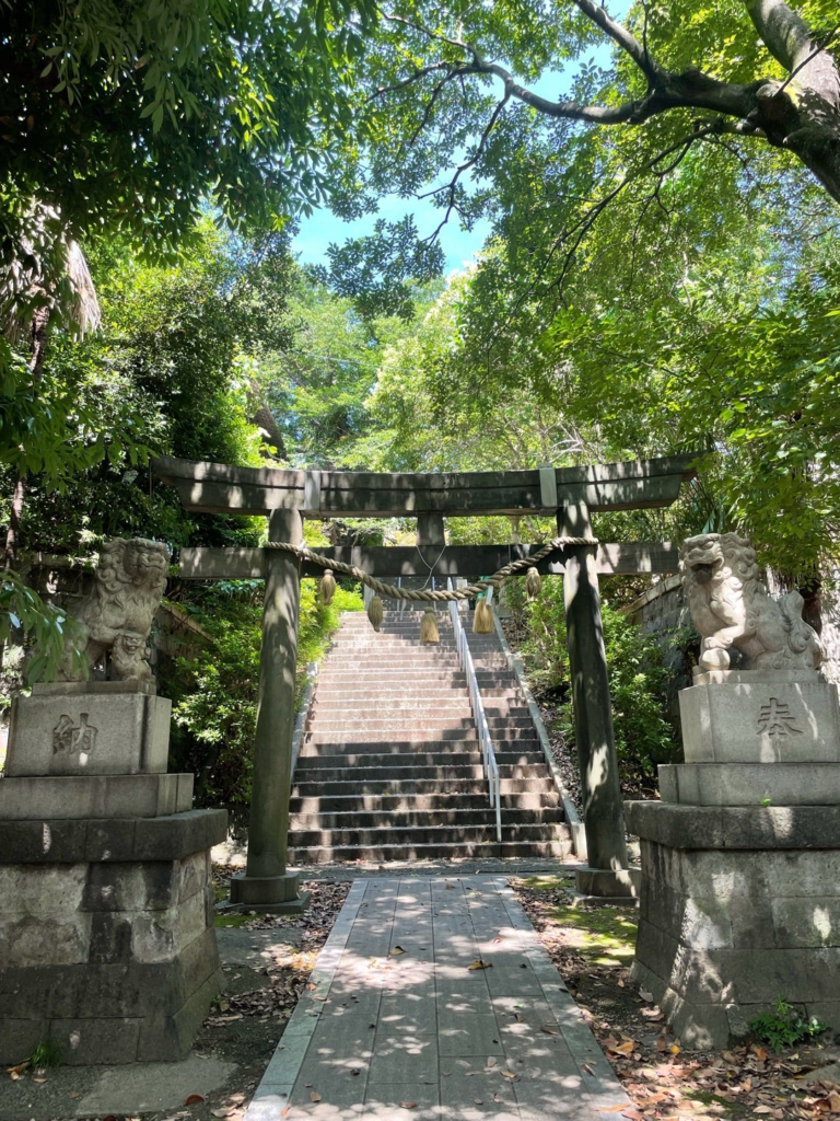 長い階段を下り切り、振り向いて見てみました。鳥居と狛犬があります。