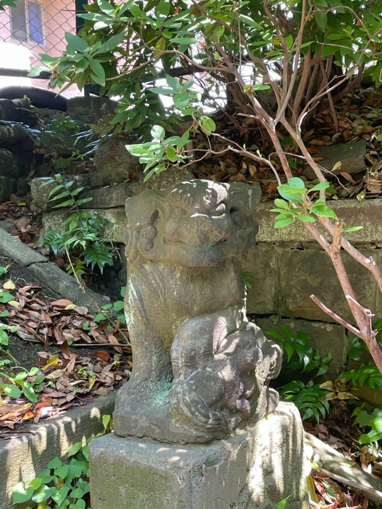 狛犬が控え目に守りをしている