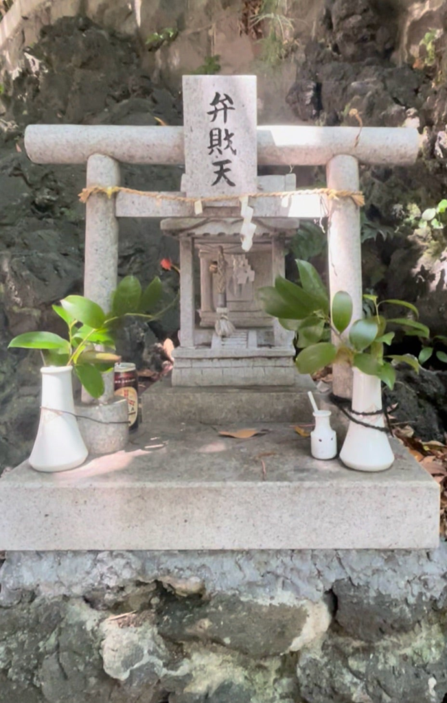 小さく弁財天を祀ってありました