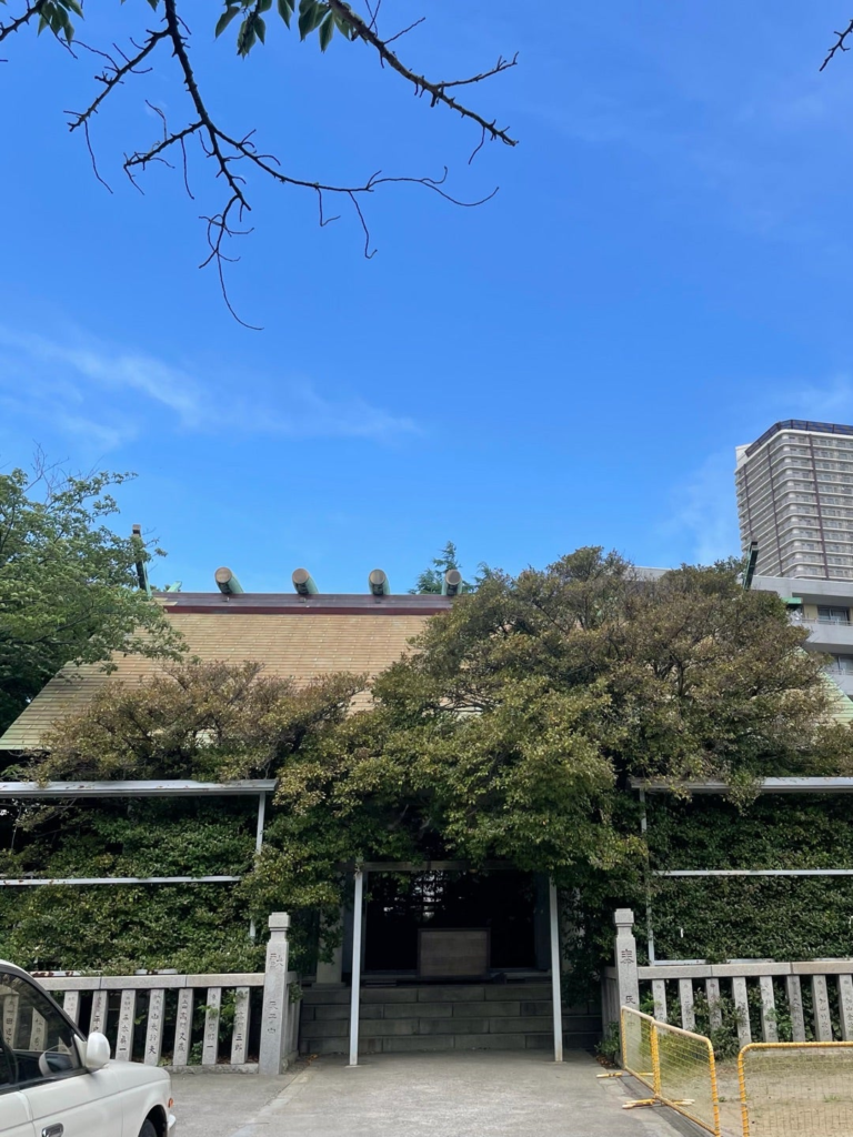 階段頂上には拝殿がありました。行きに気付かなかったのです。