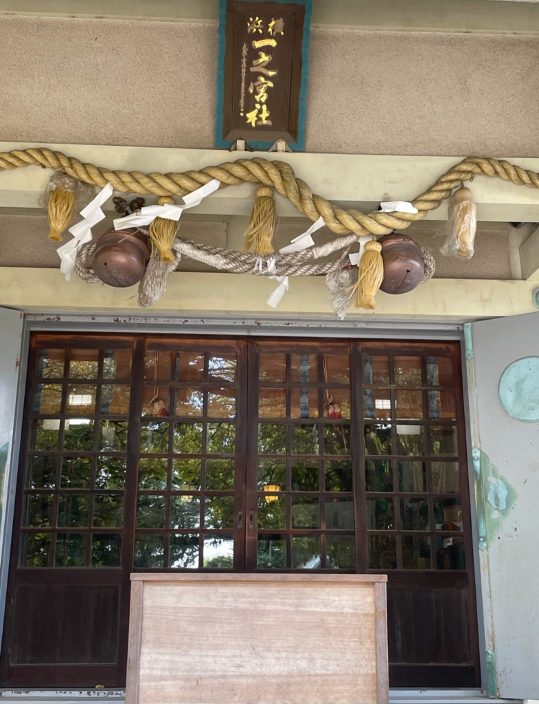 拝殿はガラス扉。清々しい空気。