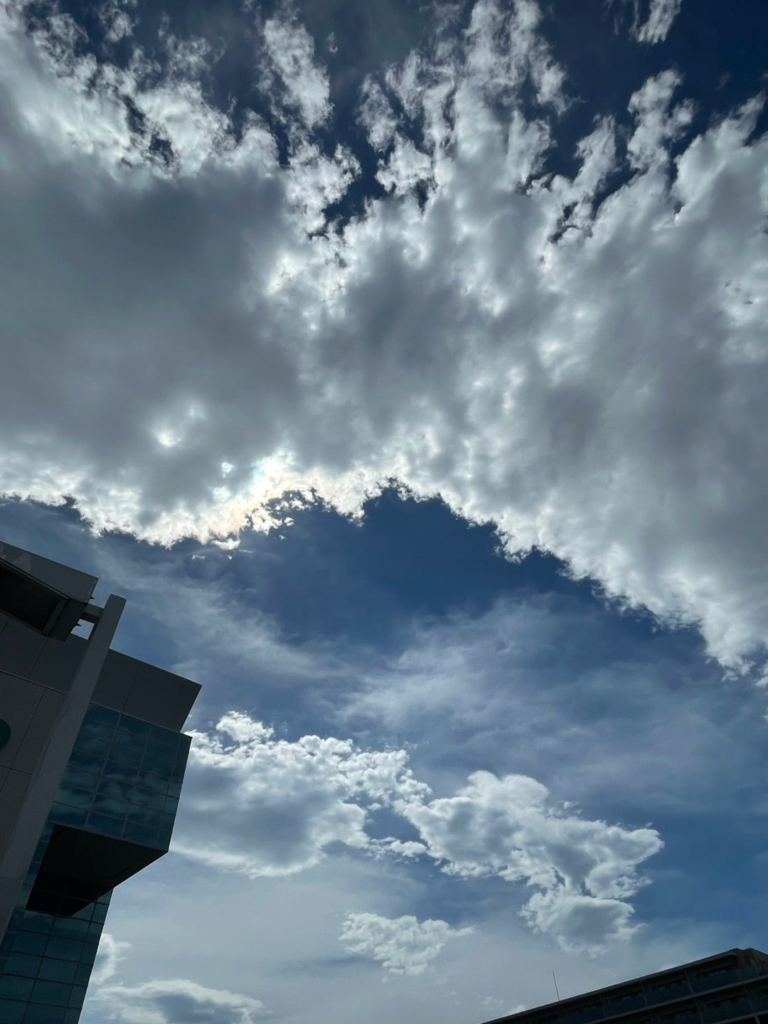 駅前歩道橋に着くと、彩雲が見えます。