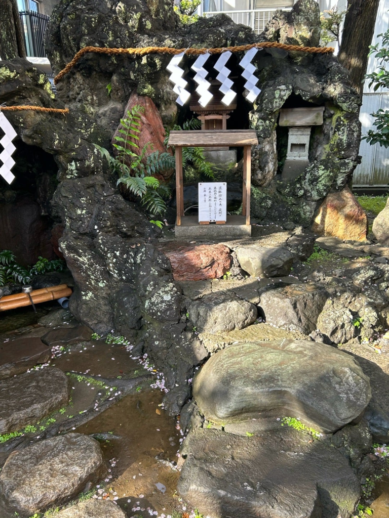 朝の時間帯の銭洗い場には人がいないです。この時間は穴場かもしれません。