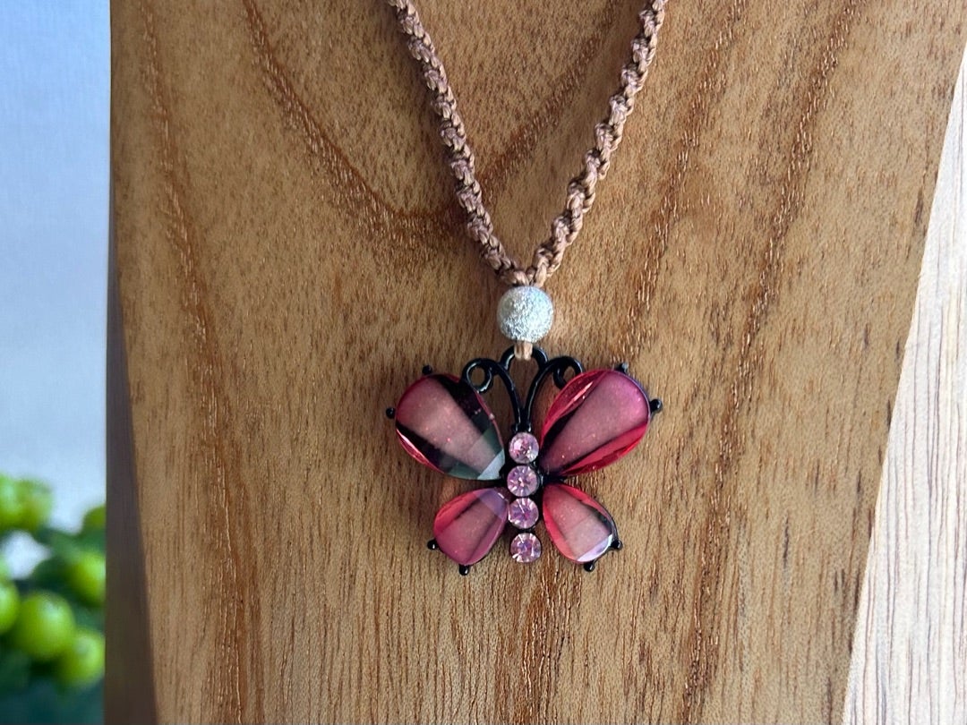 ピンクの蝶のマクラメ部分。祈願を済ませた後に、無心状態で丁寧に結ばれたもの。