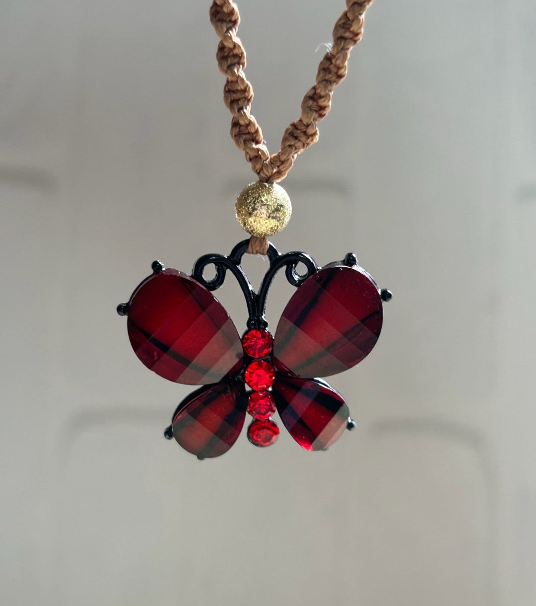 赤い蝶のモチーフ。触覚上部には金のビーズを置いた。